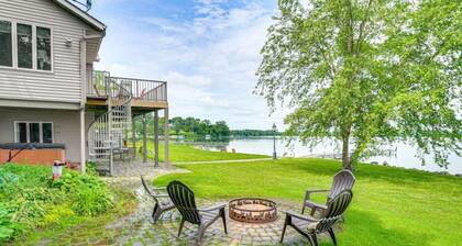 519c On the Lake Hot Tub Pool Table 10 Beds
