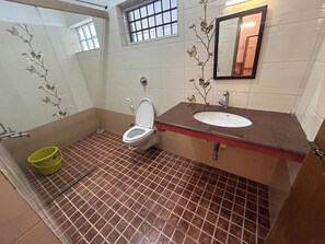 Royal Suite | Bathroom | Shower, towels, soap, shampoo - RV GRAND HERITAGE RESORT (Yercaud)