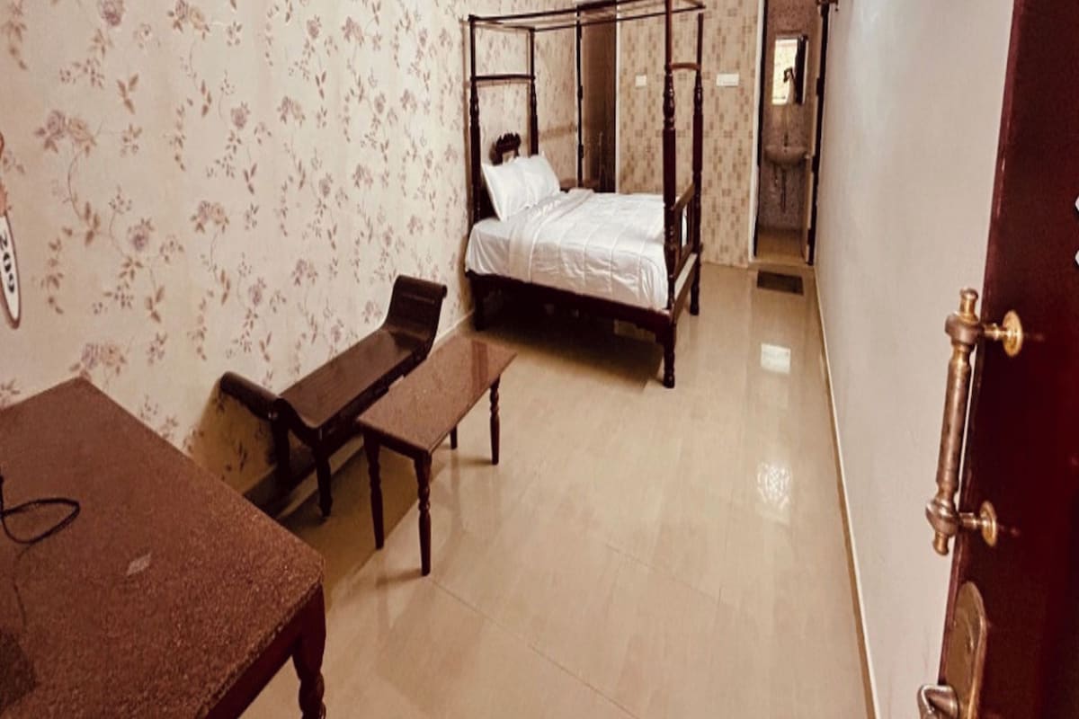 Standard Room | Hypo-allergenic bedding available, WiFi (free), bed sheets
