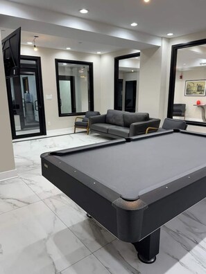 Interior - 610 Large Studio Downtown With Pool Table (Albany)