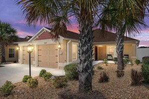Front of property - 561h Large 3 Bedroom With Golf Cart Pool Access! (Wildwood)