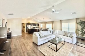 Interior - 561h Large 3 Bedroom With Golf Cart Pool Access! (Wildwood)