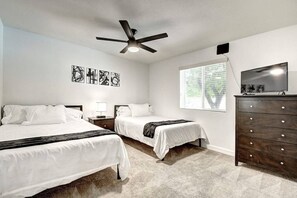 Interior - 609g 8 Large Bedrooms Hot Tub Game Lounge (Scottsdale)
