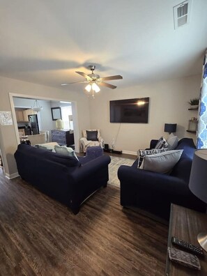 Interior - 611b Large 3 Bedroom Downtown Parking (Kannapolis)