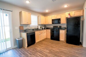 Interior - 611b Large 3 Bedroom Downtown Parking (Kannapolis)