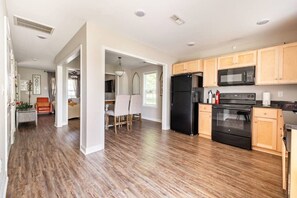 Interior - 611 Large 3 Bedroom Downtown Sleeps 8 (Kannapolis)