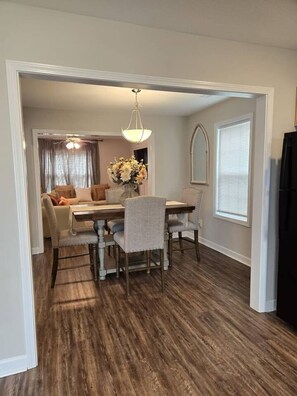 Interior - 611 Large 3 Bedroom Downtown Sleeps 8 (Kannapolis)