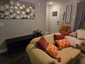 Interior - 611 Large 3 Bedroom Downtown Sleeps 8 (Kannapolis)
