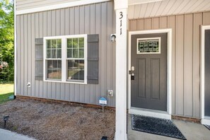 Interior - 611 Large 3 Bedroom Downtown Sleeps 8 (Kannapolis)