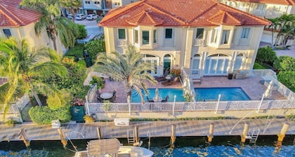 518 Massive Waterfront Home With Pool!