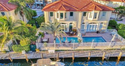 518 Massive Waterfront Home With Pool!