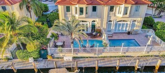 518 Massive Waterfront Home With Pool!