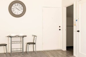 Interior - 610b Large One Bedroom Downtown! (Albany)