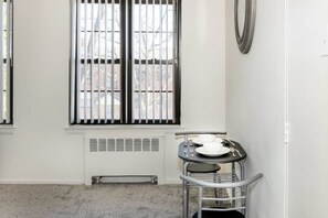 Interior - 610b Large One Bedroom Downtown! (Albany)
