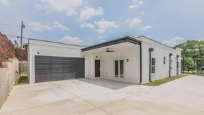 A modern two-story house with a covered garage, a front door, and a small porch area. - 632 4 Large Bedrooms Spacious Private Yard (Dallas)