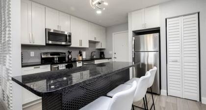 561j Large 2 Bedroom With King bed and Patio!