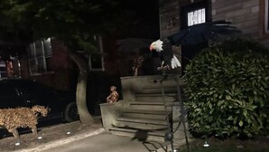 A residential area at night with a well-lit staircase leading to a house. - 625 3 Large Bedrooms Luxe Artistic Art Vibe (Newark)