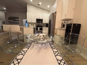Fridge, microwave, oven, stovetop - Escape Heaven! Tranquility Guaranteed, Fully Fenced Pet Friendly (Palm Coast)