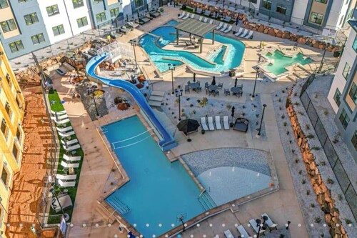485 Rooftop Hot Tub - Sleeps 24