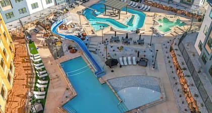 485 Rooftop Hot Tub - Sleeps 24