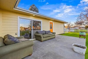 Interior - 539 Massive 3 Bedroom Sleeps 10! (Yakima)