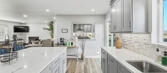 539 Massive 3 Bedroom Sleeps 10!