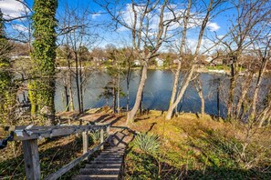 A wooden staircase leading down to a lake surrounded by trees and houses. - Waterfront 5 Bedroom Near Bwi/annapolis/baltimore (Glen Burnie)