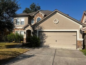 Front of property - 641 4 Bedrooms Luxurious Baths Open Living (Houston)