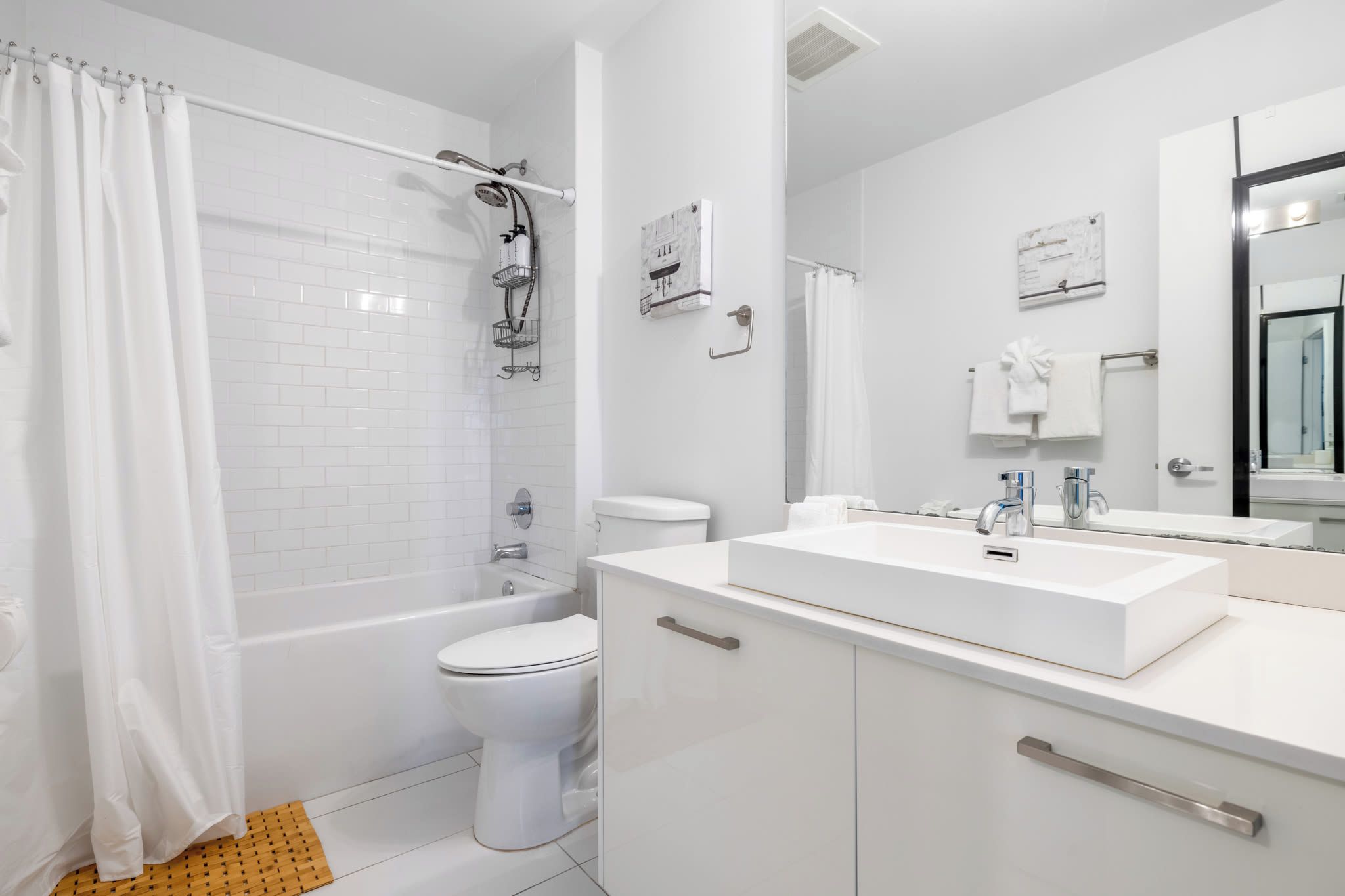 Un baño moderno con ducha, inodoro y lavamanos.