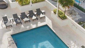 A rooftop pool with lounge chairs and a no diving sign. - Brickell Bay View- Unbeatable Location With Parking (Miami)