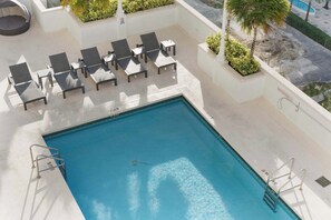A rooftop pool with lounge chairs and a no diving sign. - Brickell Bay View- Unbeatable Location With Parking (Miami)