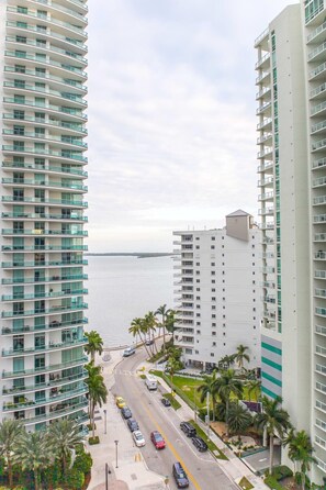 A high-rise building with multiple balconies overlooking a body of water. - Brickell House Dreams - Luxury Stay and Amenities (Miami)