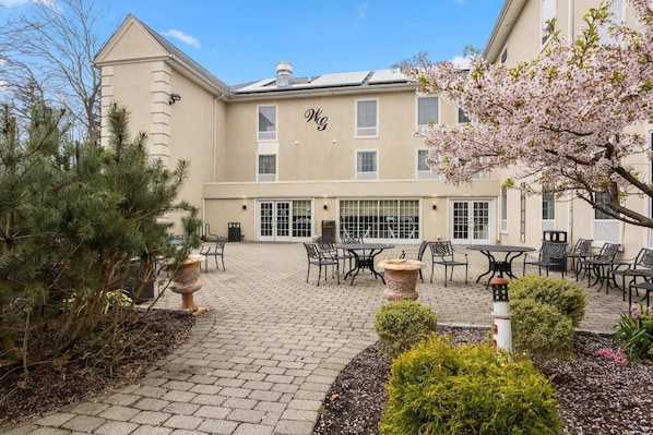 Interior - Serene Stay With Amenities & Breakfast bar (West Orange)