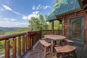 Interior - 492a) Mountain View 4BR With Hot Tub! (Sevierville)