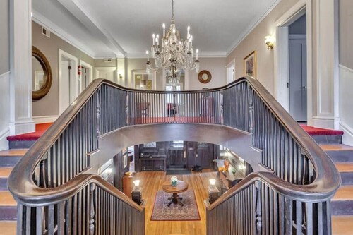 449) Massive 5 Bedroom Downtown!