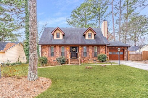 413) Massive 3 Bedroom With Fenced Yard!