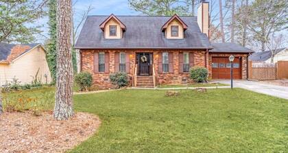413) Massive 3 Bedroom With Fenced Yard!