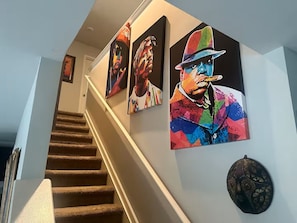 Eine Treppe mit drei großen Bildern an der Wand.
