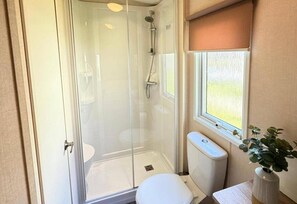 Separate bathtub and shower, deep-soaking bathtub, hair dryer, towels - Lillardsedge Apartment Sleeps 6 With Parking (Jedburgh)