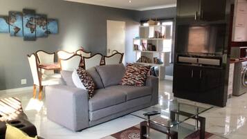 House, 3 Bedrooms, Private Pool | Ruang tamu | Buku-buku