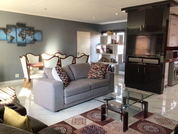 House, 3 Bedrooms, Private Pool | Living room | Books - Private Secure House in Alberton (Alberton)