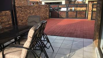 House, 3 Bedrooms, Private Pool | Outdoor dining
