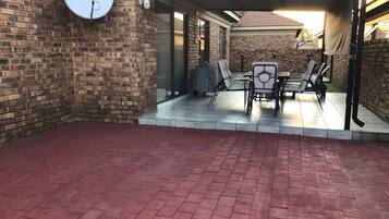 House, 3 Bedrooms, Private Pool | Outdoor dining