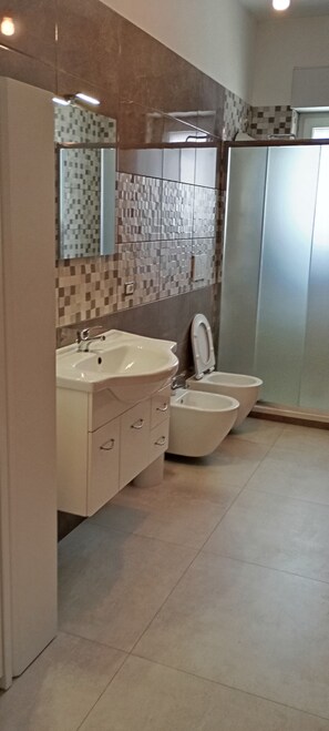 Regadera, tina de hidromasaje, secadora de cabello, bidet 