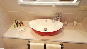 Habitación estándar con 2 camas individuales, vistas a la ciudad | Baño | Bañera, artículos de higiene personal gratuitos y secador de pelo