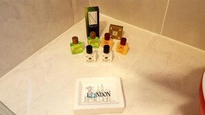 浴缸、免費盥洗用品、吹風機、毛巾