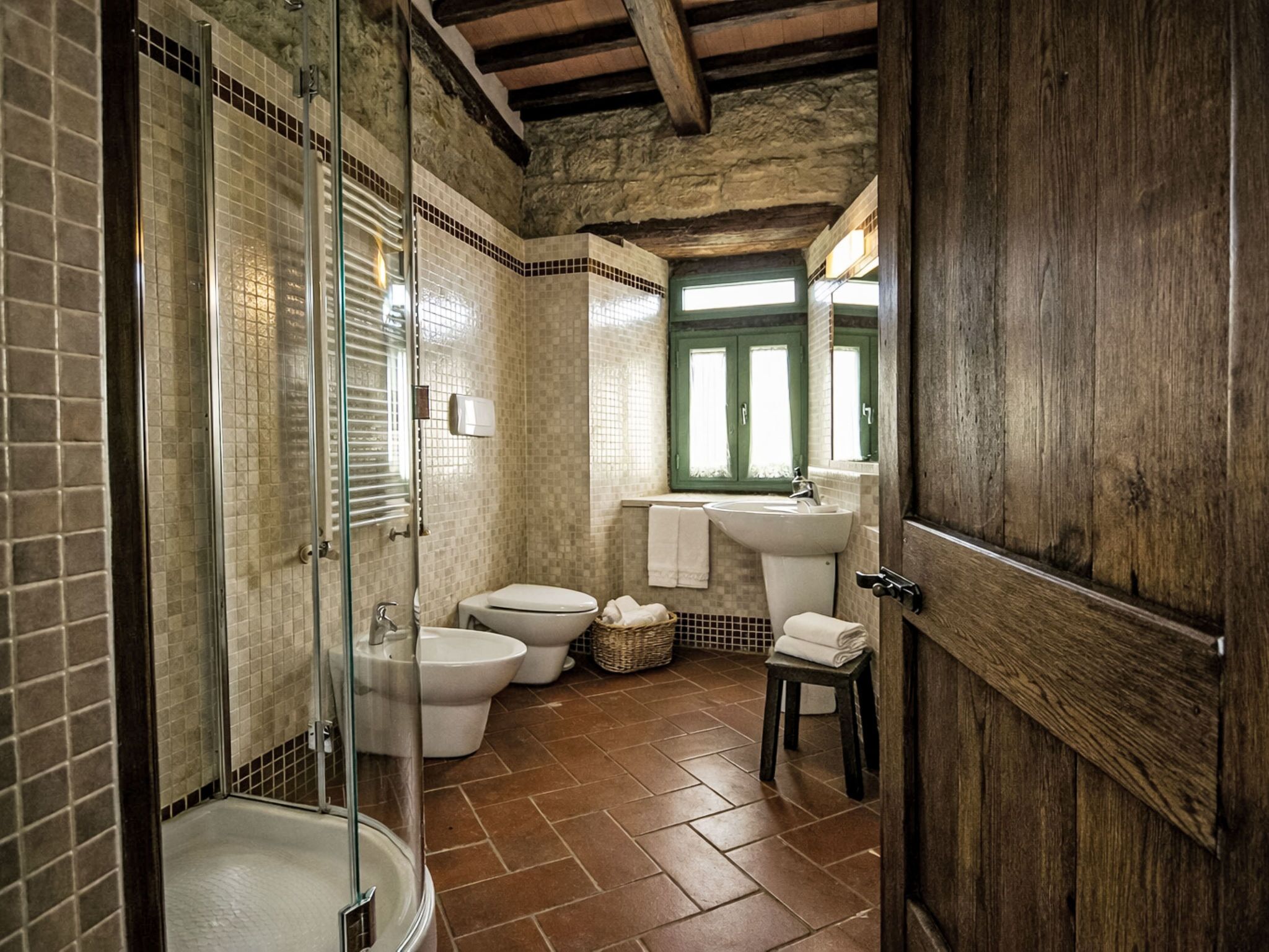 Ein Badezimmer mit Duschkabine, Toilette, Bidet und Waschbecken.
