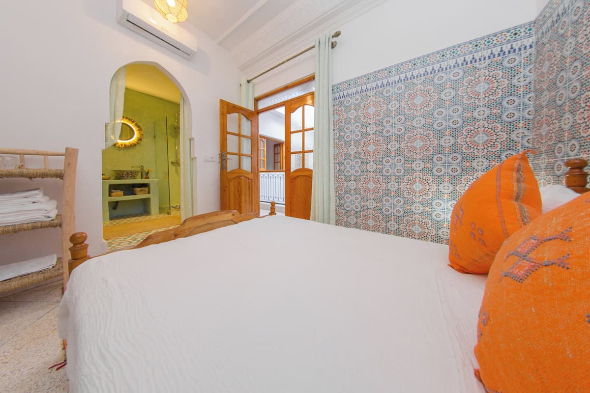 Double Room, 1 Queen Bed, Private Bathroom | WiFi (free), bed sheets