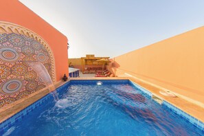 Outdoor pool, pool umbrellas, sun loungers - Riad Dahab Marrakech (Marrakech)