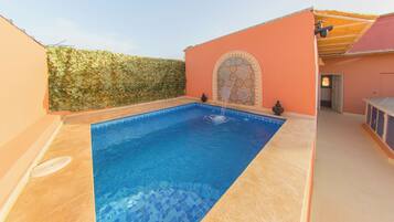 Outdoor pool, pool umbrellas, sun loungers
